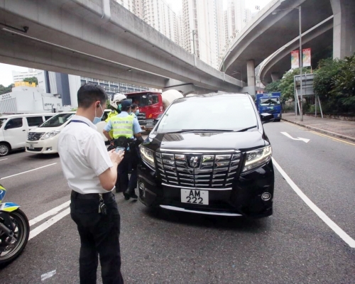 據指,車牌「AM222」的車輛為梁振英的座駕。