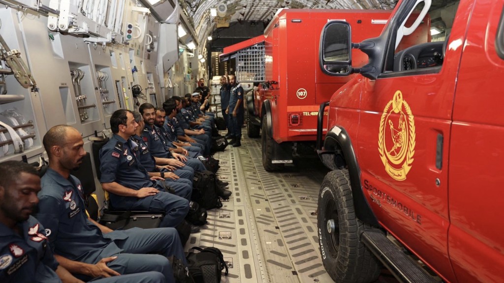 卡塔爾救援人員及車輛一同搭機前往摩洛哥。 路透社