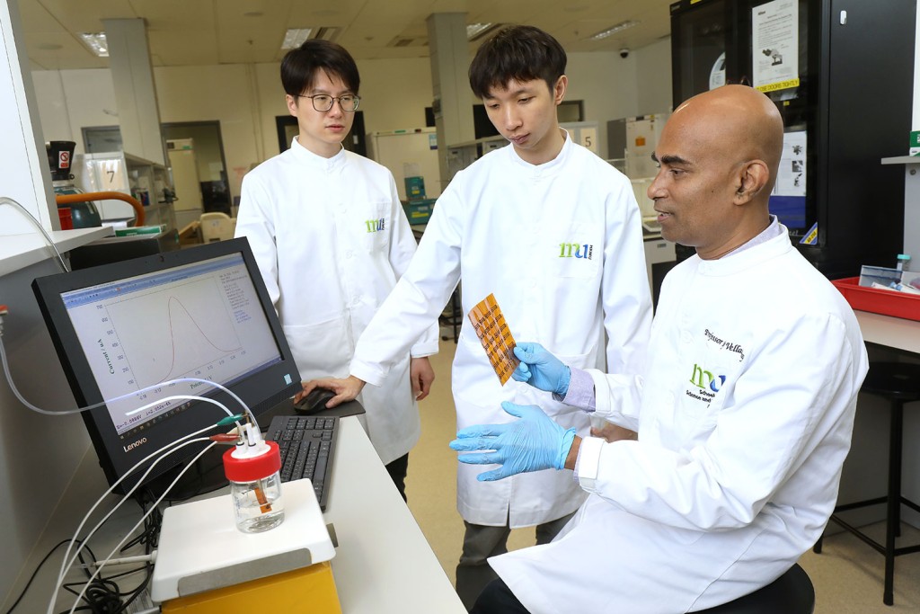 都大科技學院智能系統講座教授華禮生及其研究團隊研發出一套嶄新的系統,可高選擇性地檢測尿液中的特定尿液生物標記。都大提供 都大科技學院智能系統講座教授華禮生及其研究團隊研發出一套嶄新的系統,可高選擇性地檢測尿液中的特定尿液生物標記。都大提供