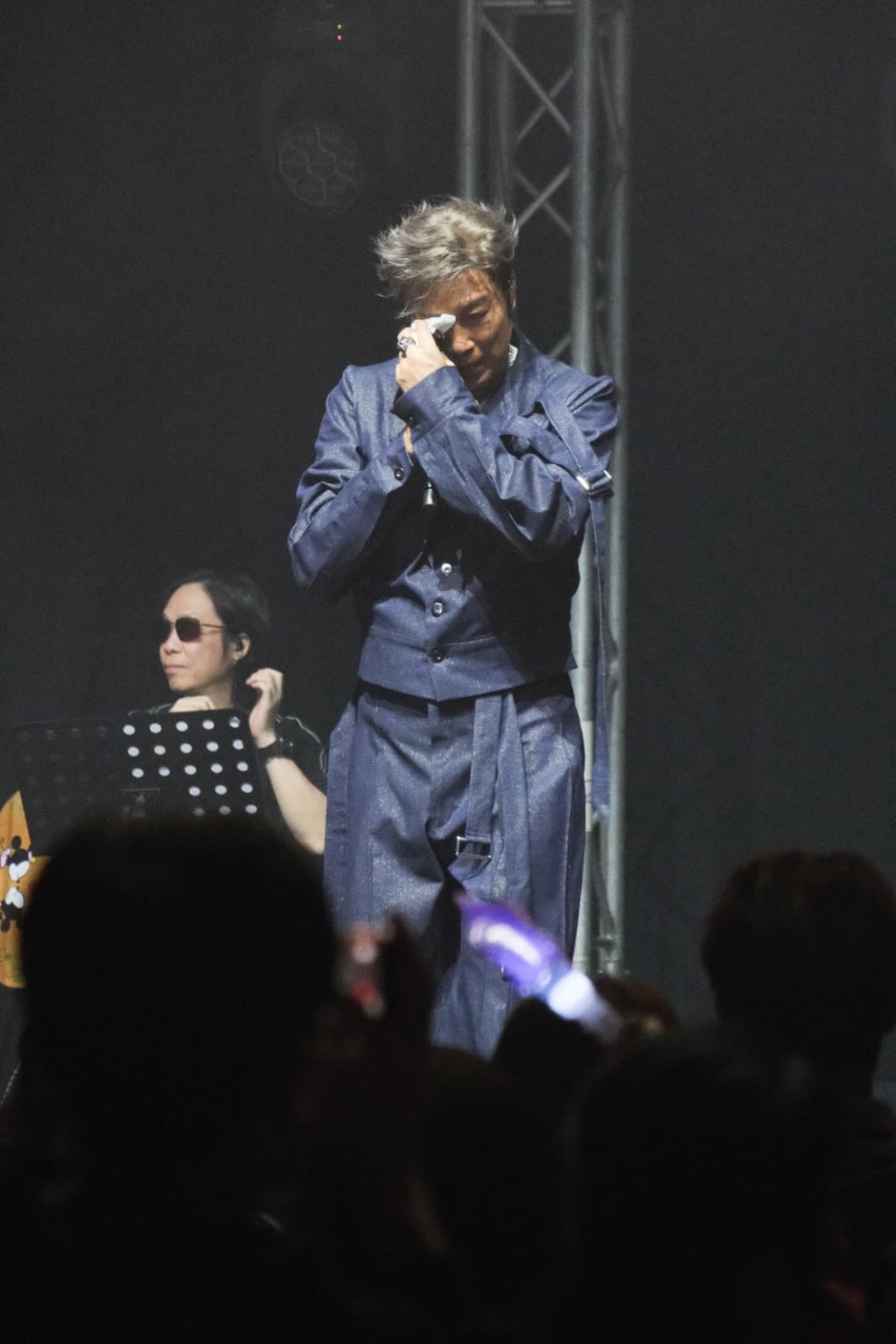 譚耀文跳唱《黑夜的豹》、《壞女孩》、《妖女》、《拒絕再玩》、《無心睡眠》,掀全晚高潮,他感觸:「疫情期間好迷惘,唔知前路係點。」 譚耀文跳唱《黑夜的豹》、《壞女孩》、《妖女》、《拒絕再玩》、《無心睡眠》,掀全晚高潮,他感觸:「疫情期間好迷惘,唔知前路係點。」