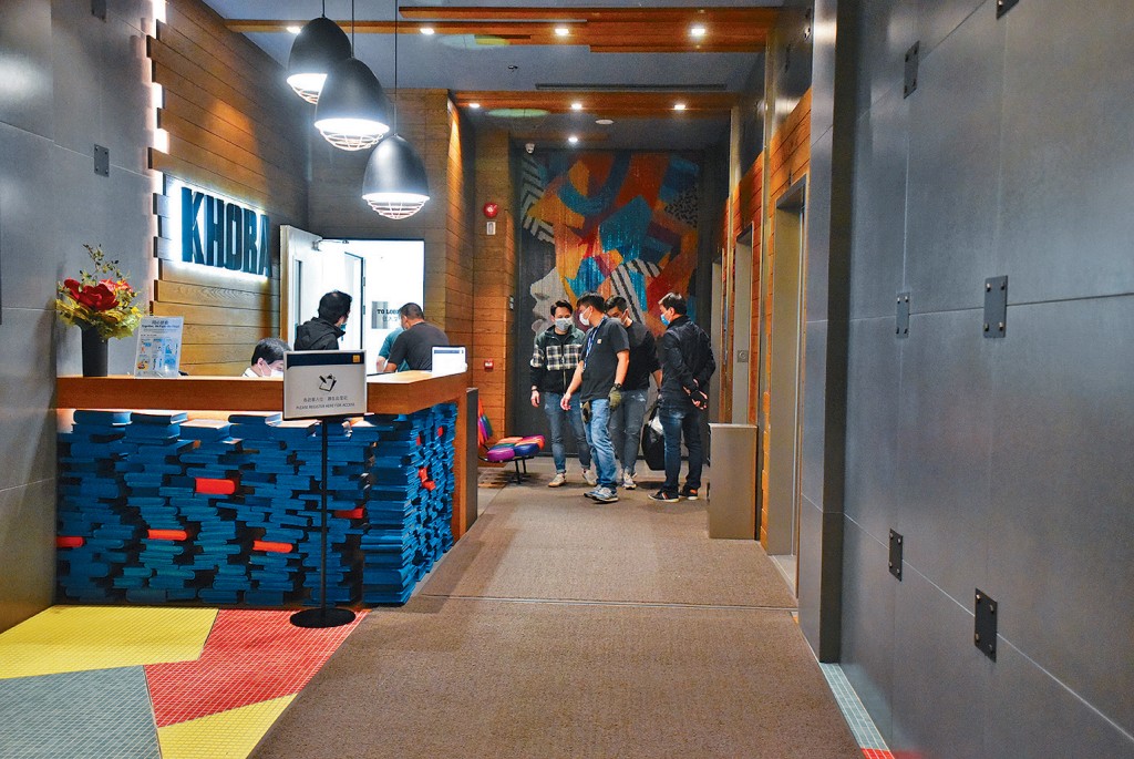 明爱医院及罗湖口岸炸弹案中，警方于大角咀宏创方三个单位，共发现三个土制炸弹半制成品。