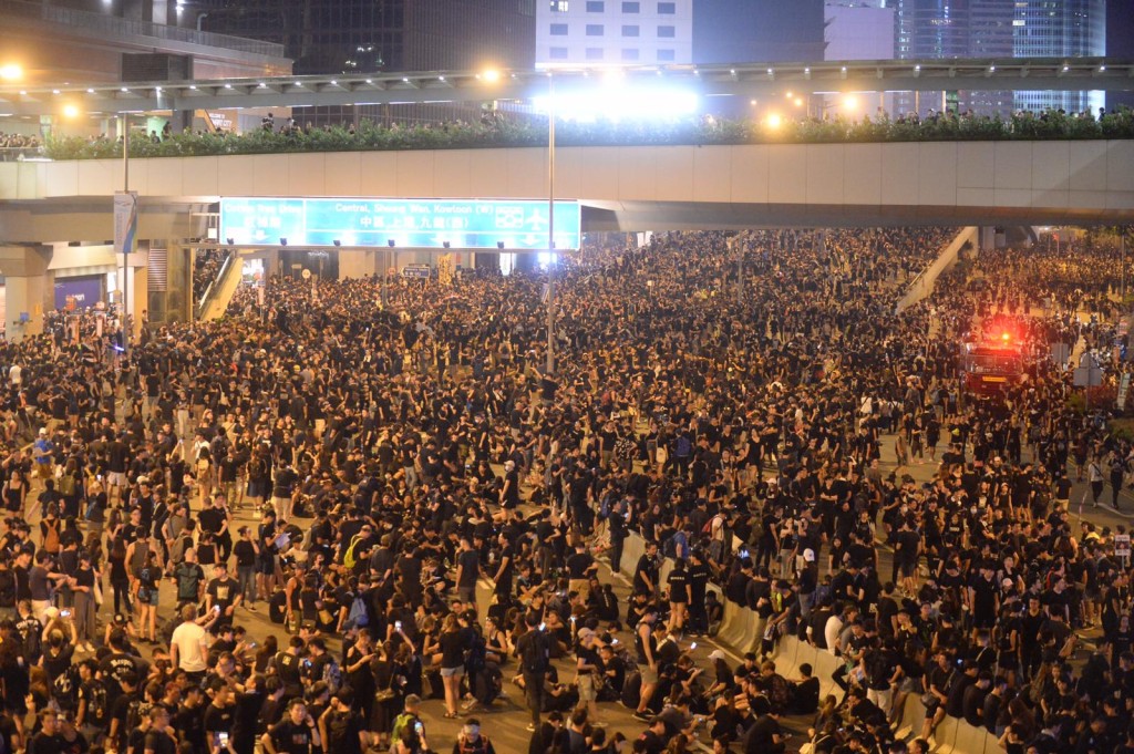 民陣深夜近11時宣布,今日遊行人數接近200萬人。
