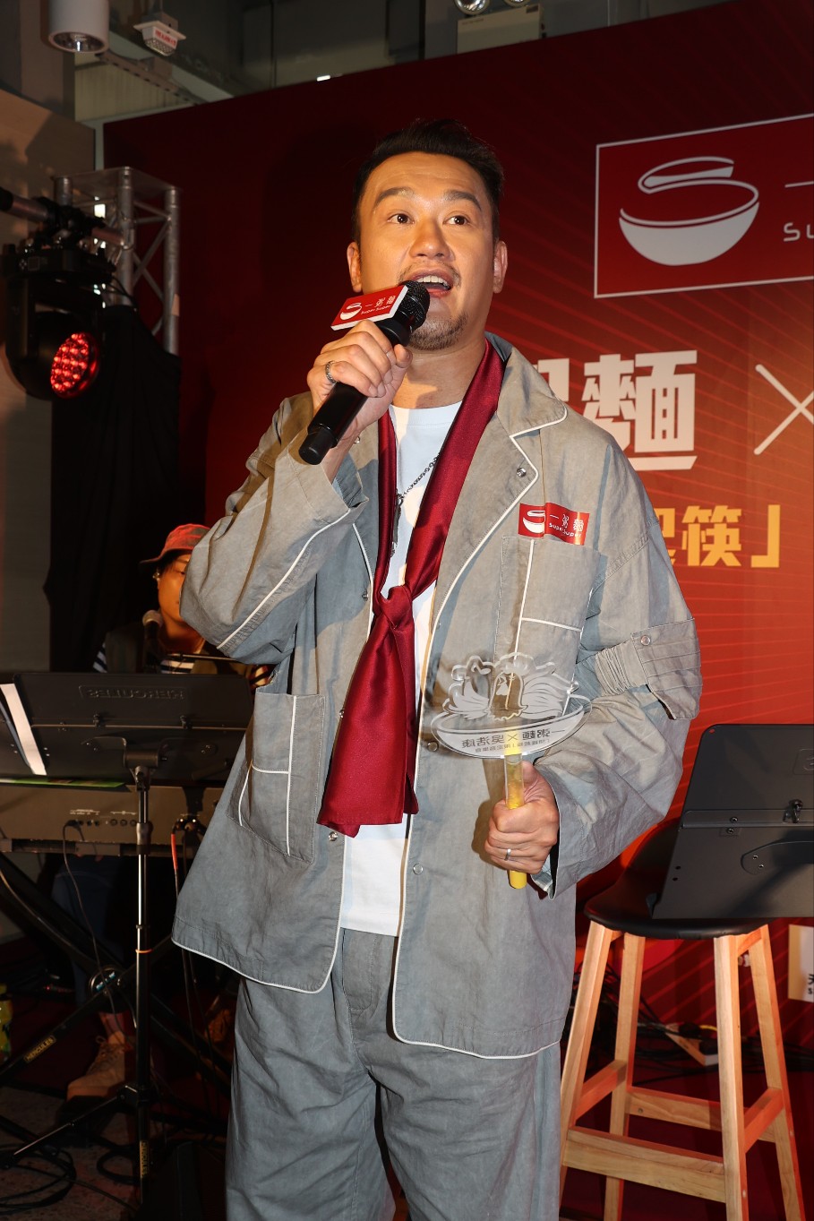 吳浩康在食店舉行音樂會，唱足8首歌！