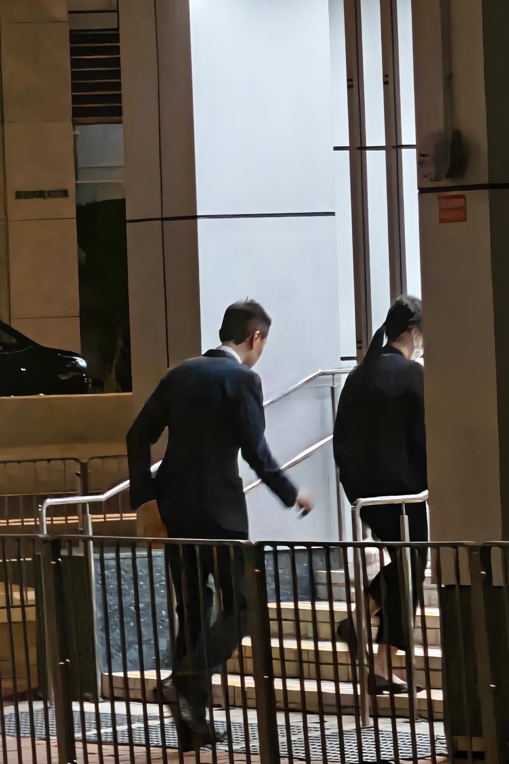 一男一女懷疑律師手持飯盒進入警署。黃文威攝 一男一女懷疑律師手持飯盒進入警署。黃文威攝