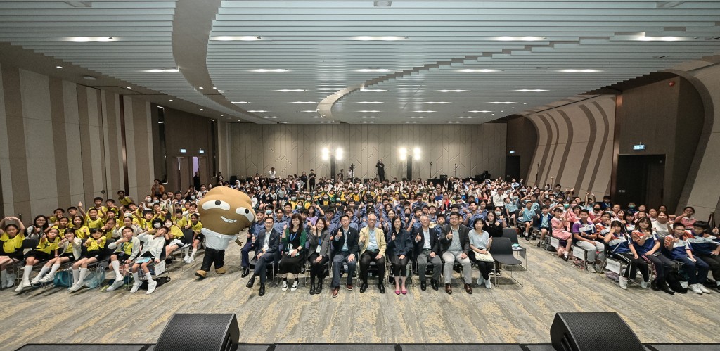 谢展寰（第一排右九）在国际环保博览公众日活动的「与环境及生态局局长对话」环节上与嘉宾及青少年大合照。政府新闻处