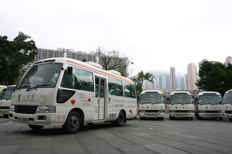 仁爱堂流动医疗车服务地点遍布全港 30 个地区，设有超过 100 个服务点