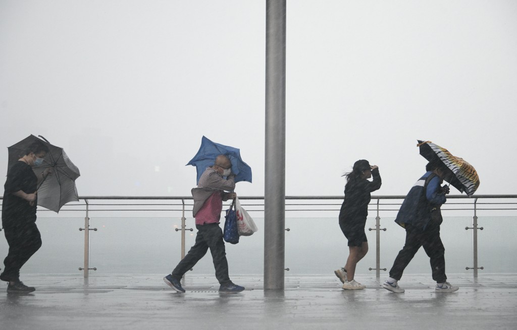 大雨及猛烈阵风影响香港。（陈浩元摄）