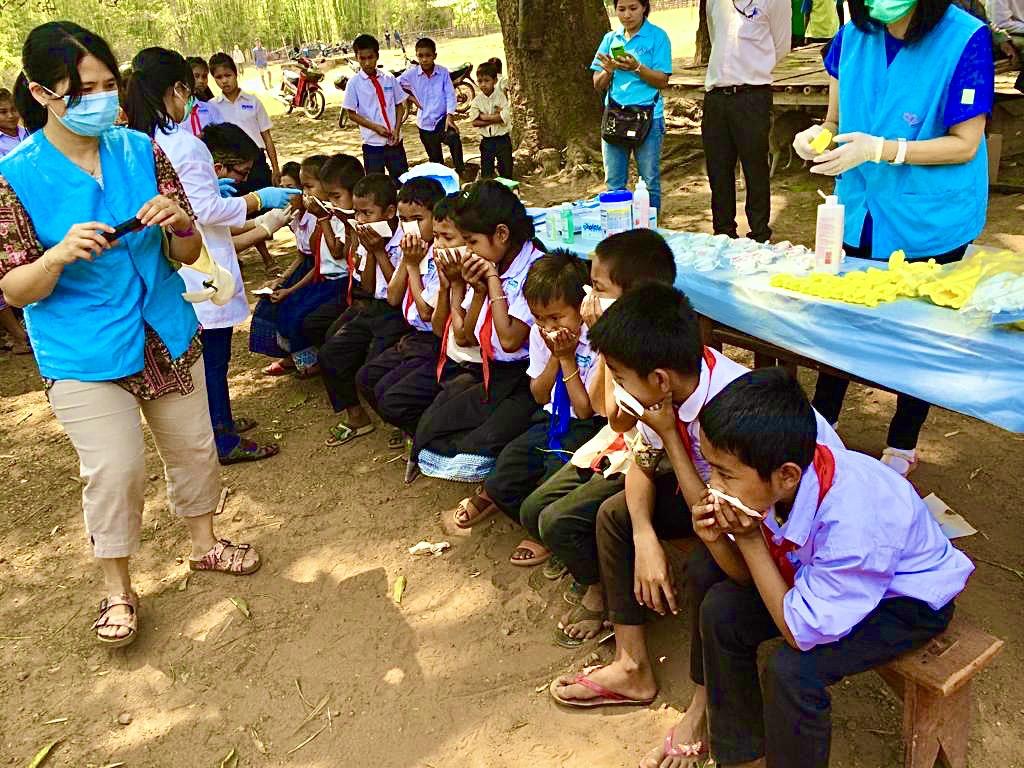 医疗团队安排老挝幼童短暂戴上注有氟化物啫喱的牙套，保护牙齿。