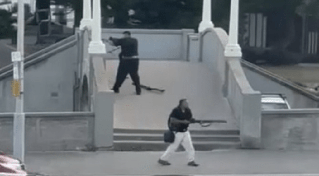 澳洲警方经调查后，确认50岁枪手萨吉德（Sajid Akram）及其24岁儿子纳维德（Naveed Akram）受极端组织“伊斯兰国”（ISIS）影响发动袭击。网上影片截图