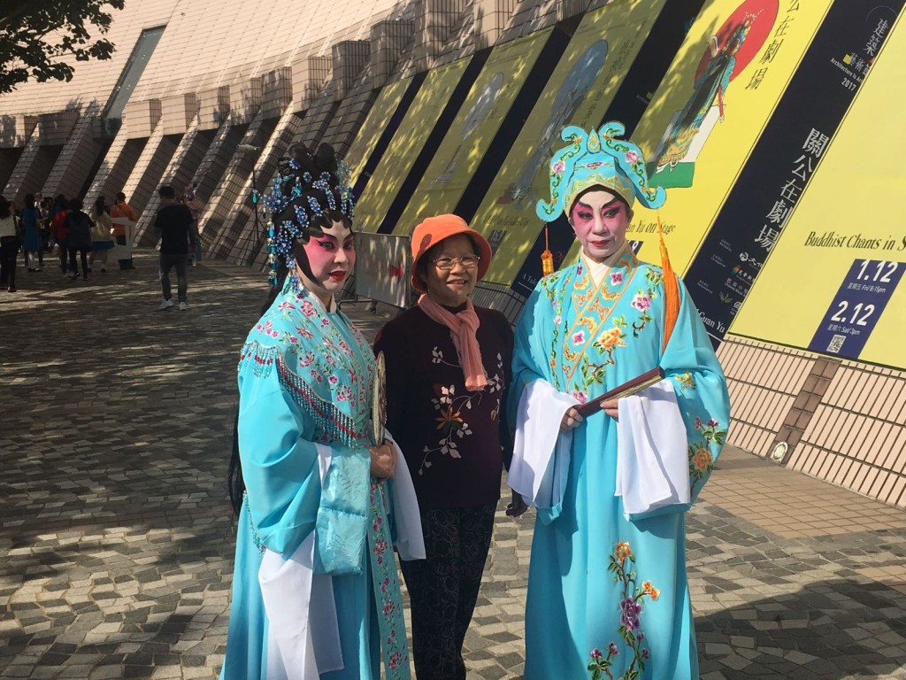 市民一尝当演小生、花旦滋味。