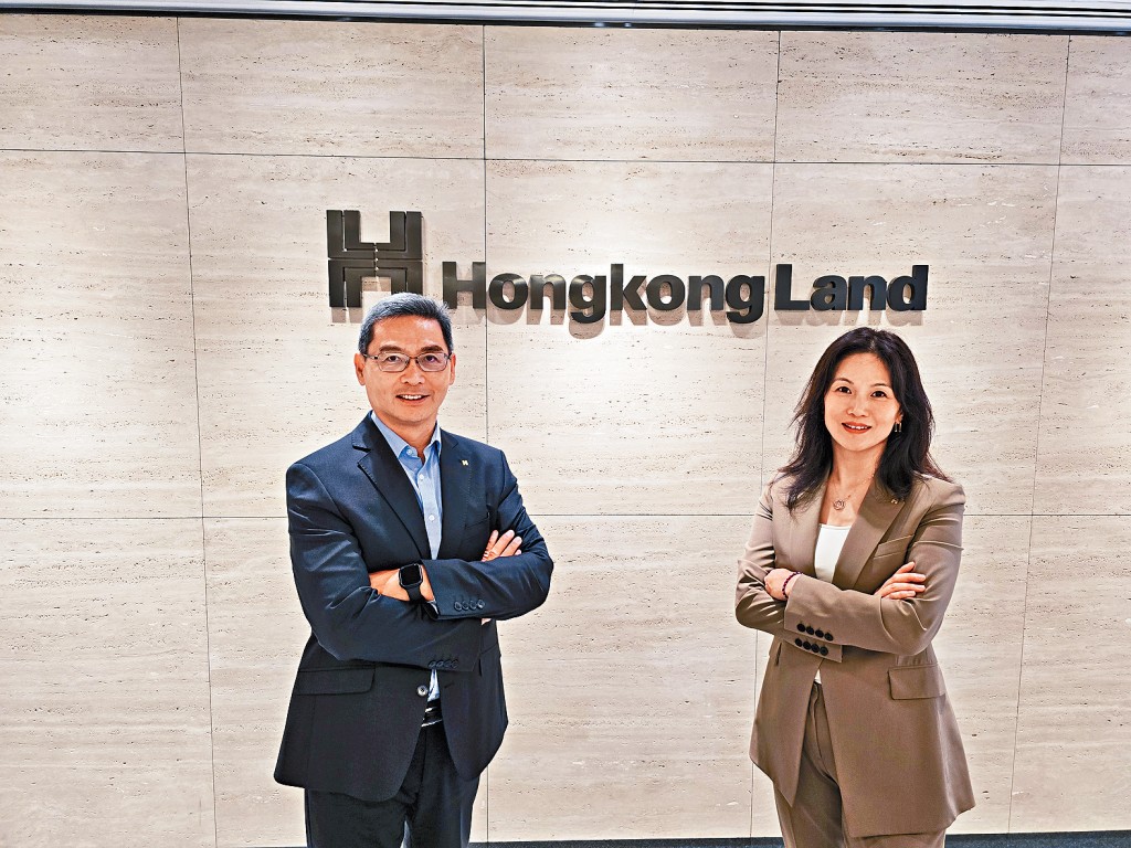 楊漢忠（左）表示，置地早在十多年前已參與數碼化工作，每年均會投放不少資源升級設備；右為王志珊。