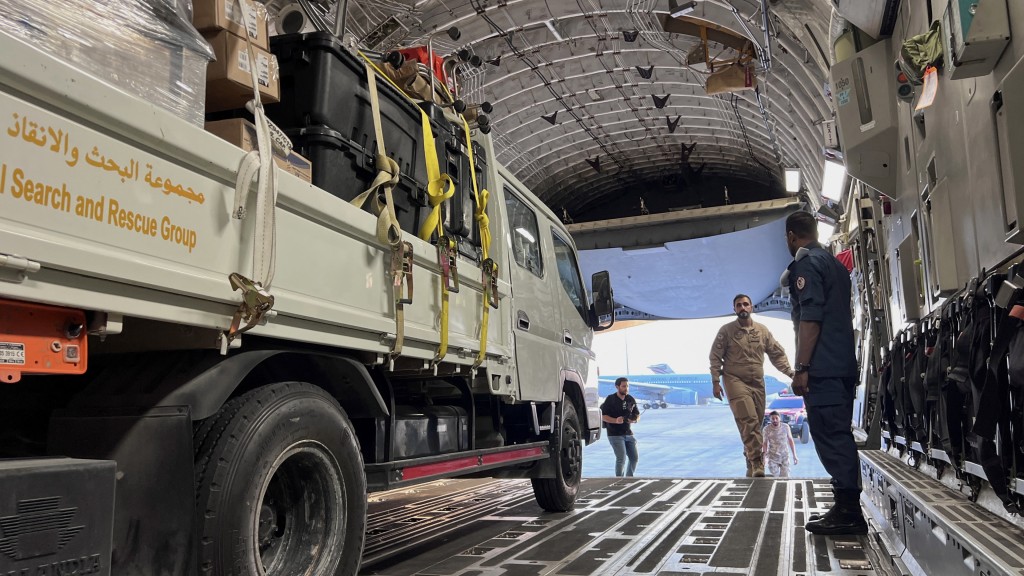 卡塔爾空軍將搜救設備裝上軍用貨機運往摩洛哥。 路透社