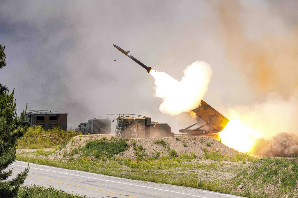 南韩军方6月26日在延坪岛进行实弹射击演习。美联社