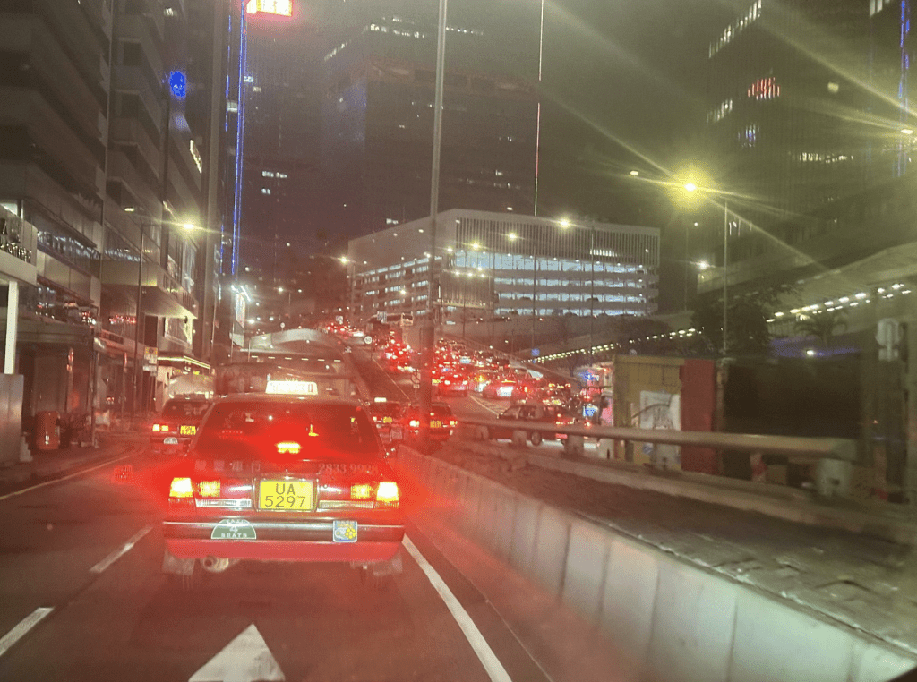 意外後,干諾道西天橋(往西隧方向)近西消防街一帶部分行車線一度封閉,現場交通擠塞。「fb@香港突發事故報料區2.0」影片截圖 意外後,干諾道西天橋(往西隧方向)近西消防街一帶部分行車線一度封閉,現場交通擠塞。「fb@香港突發事故報料區2.0」影片截圖