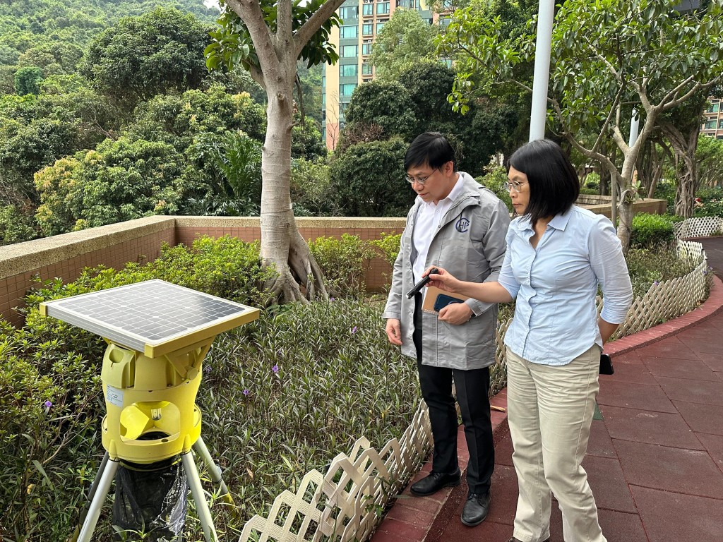 中心傳染病處主任歐家榮醫生（左）和食物環境衞生署防治蟲鼠主任主管霍明茵（右）實地視察患者家居附近一帶的地點，進行病媒調查。政府新聞處