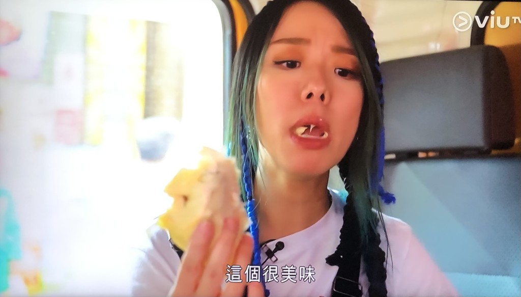 仲要在工作車上食濃味榴槤，J. Arie大叫好味。