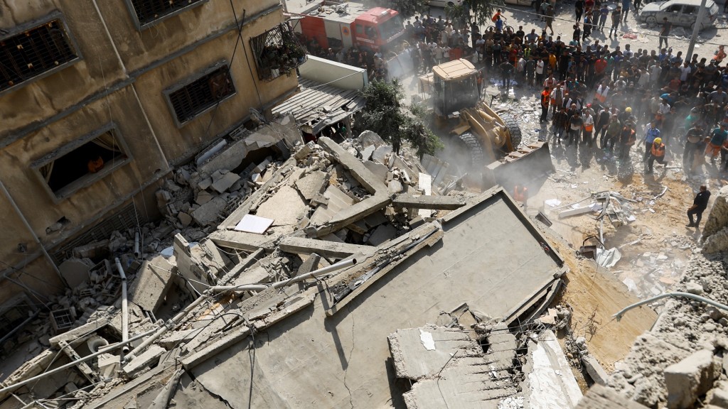 汗尤尼斯住宅建築被空襲擊中。 路透社