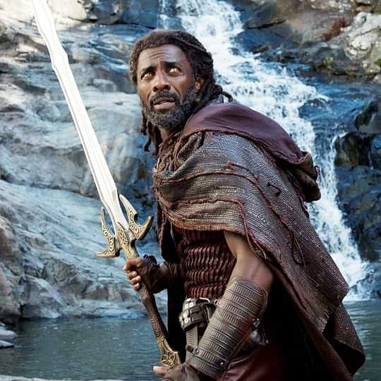 艾迪斯艾巴曾於Marvel超級英雄電影《雷神奇俠3：諸神黃昏》中飾演盲眼「門神」。