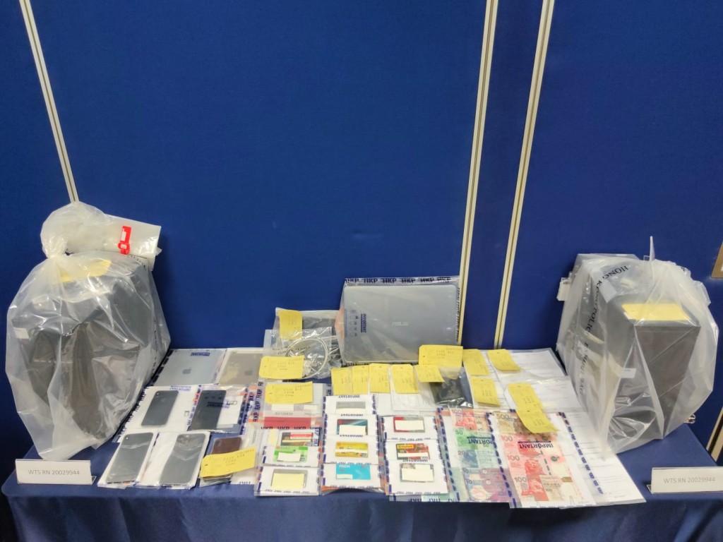警方展示檢獲的證物。梁國峰攝