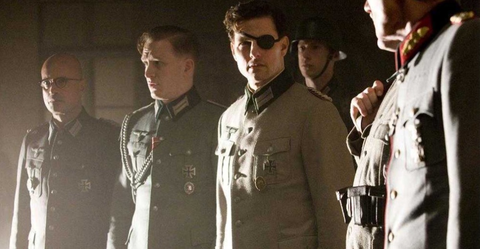Christian（左二）在09年电影《华尔基利暗杀行动》中，与汤告鲁斯（左三）大演对手戏。