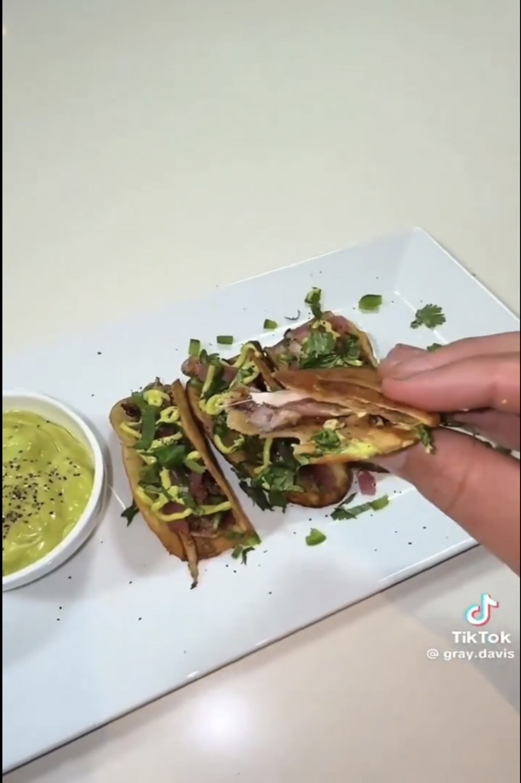 戴维斯品尝完成的塔可。  TikTok@gray.davis