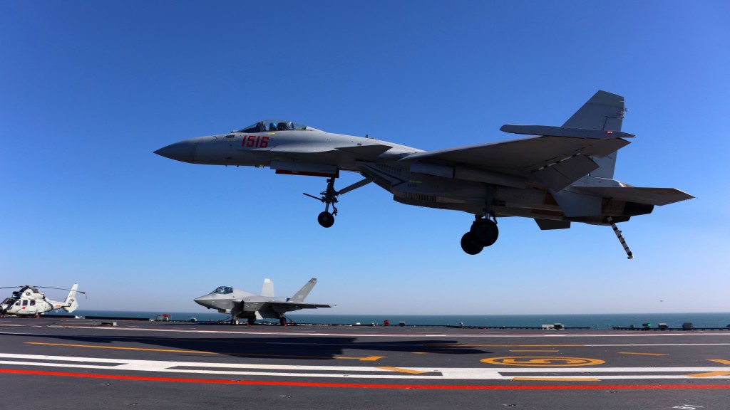 殲-15T艦載戰鬥機在福建艦阻攔着艦。 新華社 殲-15T艦載戰鬥機在福建艦阻攔着艦。 新華社