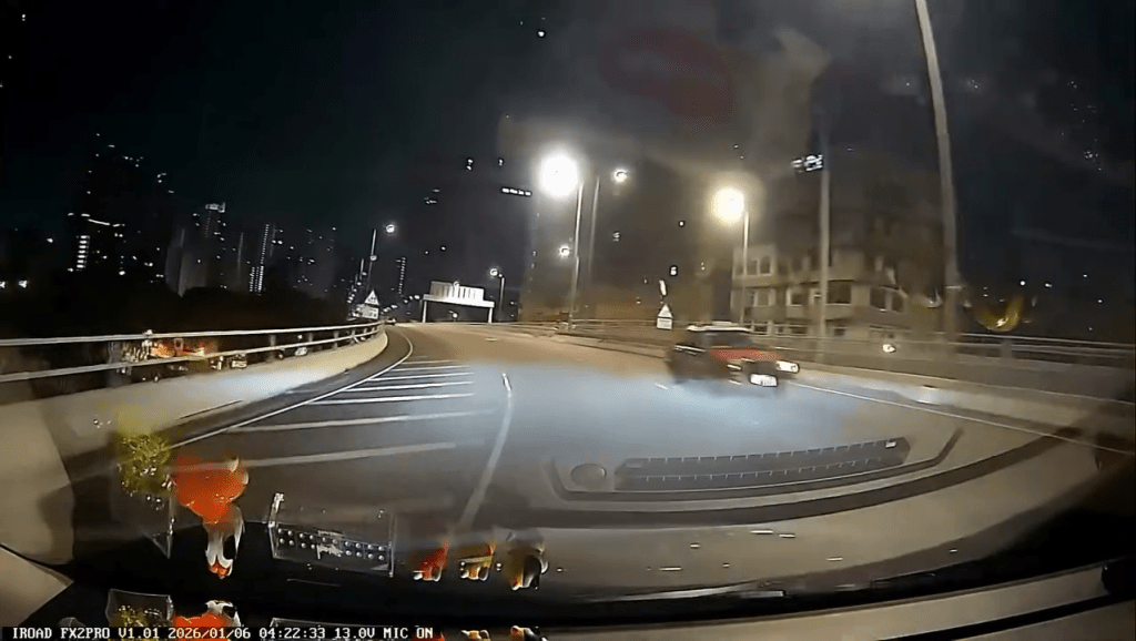 有司機拍攝到涉事的士當日在西九龍走廊近九龍殯儀館外逆行。Threads：hellockf0623