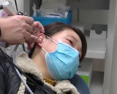 徐女士因耳痛求醫,發現原來有蟑螂爬入耳道。網圖
