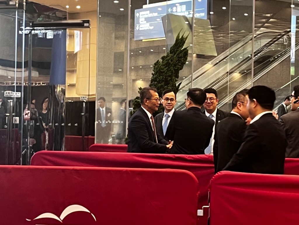 财政司司长陈茂波（左一）到场。李健威摄