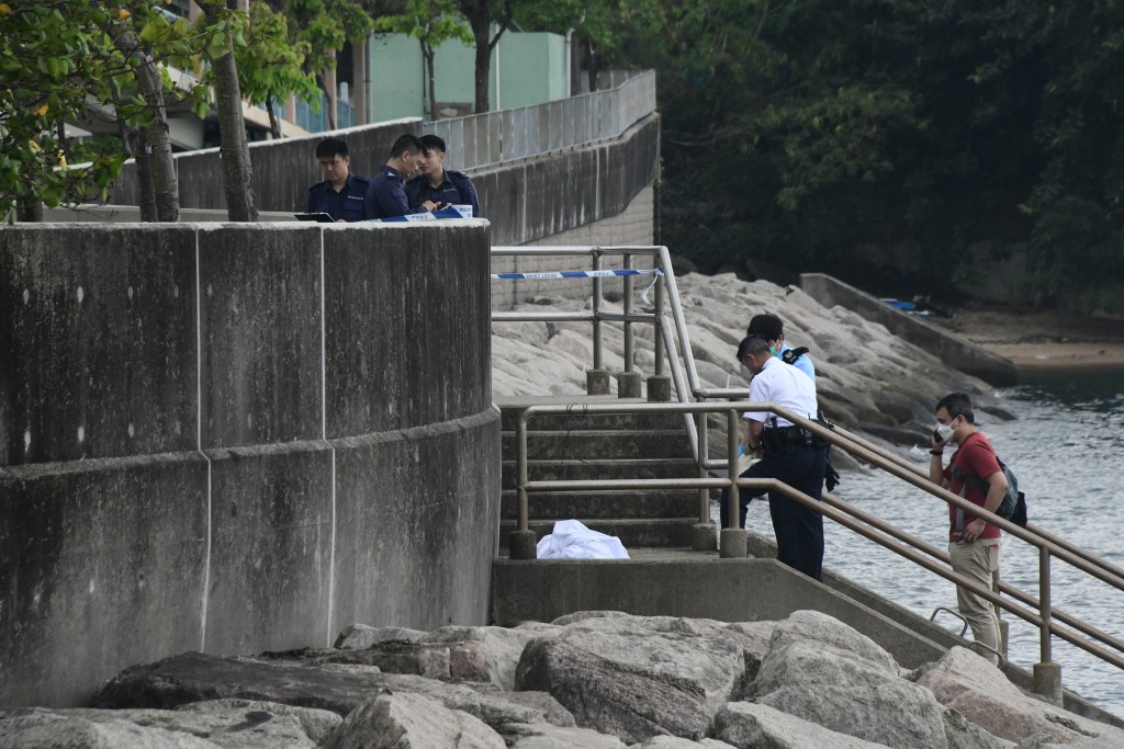 荃湾青龙头码头对开发现女浮尸。梁国峰摄
