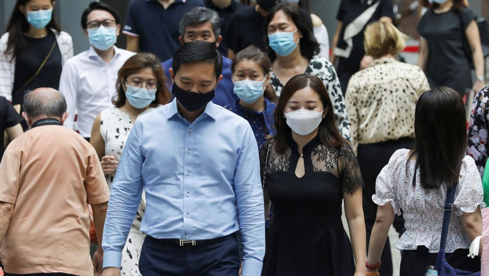 新加坡進一步放寬口罩令，乘搭公共交通工具和在醫療場所才須要配戴口罩。路透