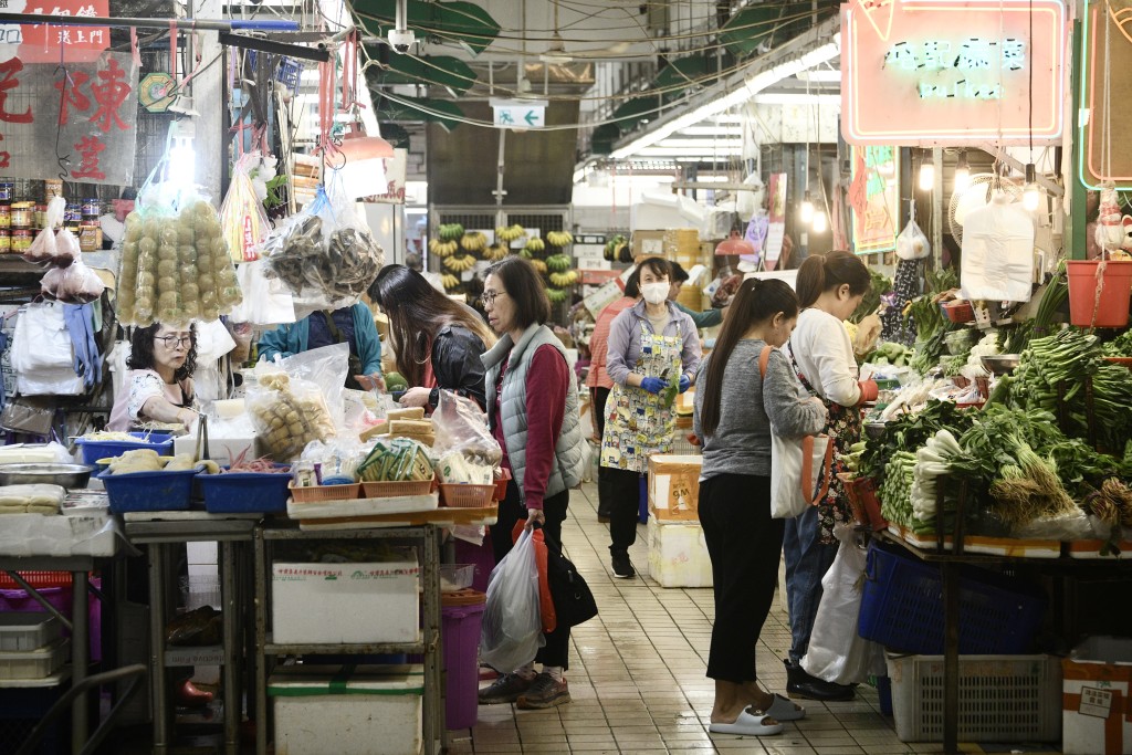 冬至正日，市民到街市入貨。
