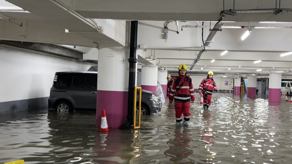 水浸最嚴重時,水深浸過了私家車半個車胎。 水浸最嚴重時,水深浸過了私家車半個車胎。