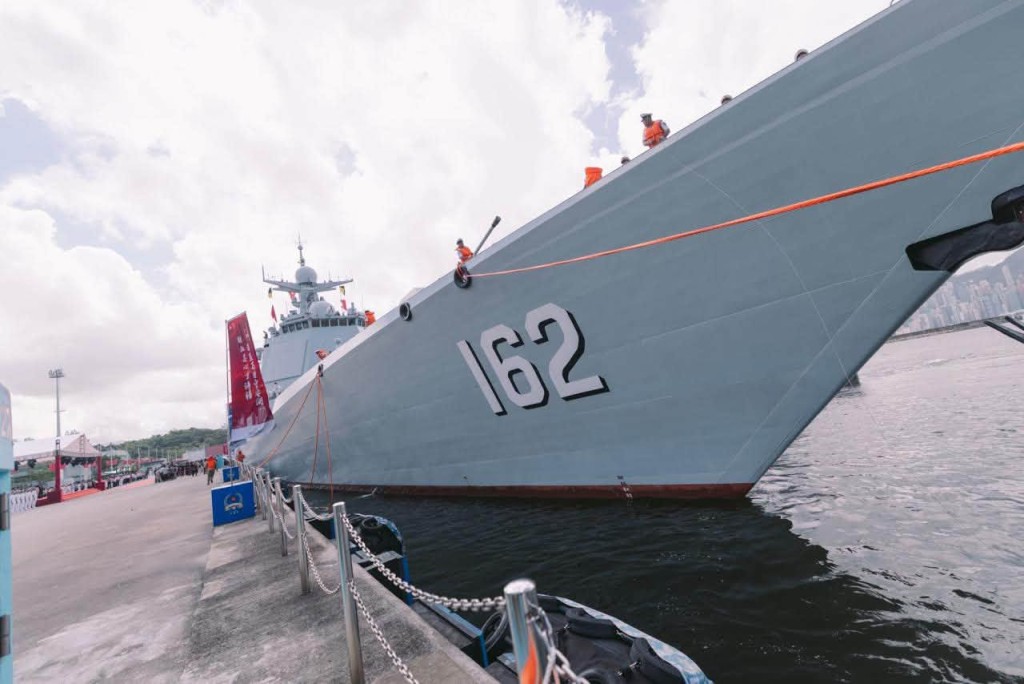 解放軍導彈驅逐艦南寧艦、導彈護衛艦衡陽艦組成海軍艦艇編隊,今日(7月2日)起一連5日訪港。 解放軍導彈驅逐艦南寧艦、導彈護衛艦衡陽艦組成海軍艦艇編隊,今日(7月2日)起一連5日訪港。