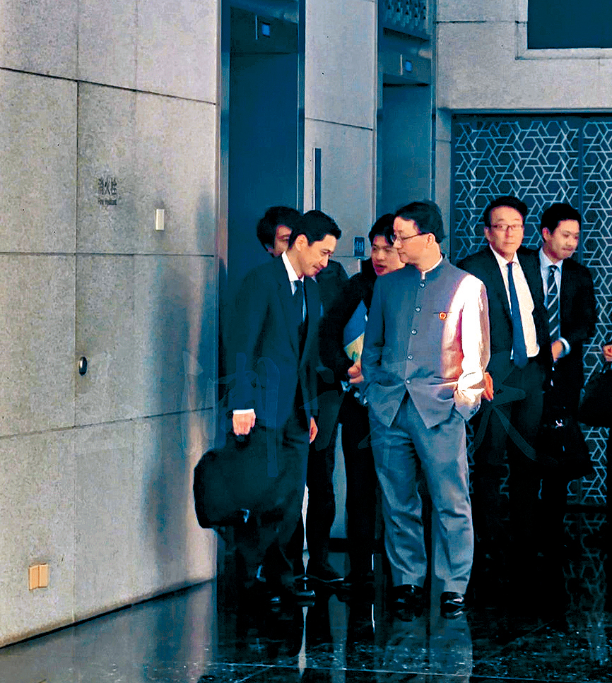 亞洲司司長劉勁松前日雙手插袋，送金井正彰（左）離開外交部。