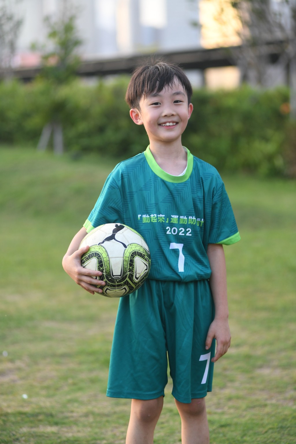 俊煜喜欢踢足球。  本报记者摄