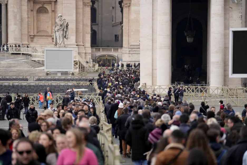 大批信眾在聖伯多祿大教堂外排隊等候瞻仰本篤十六世。　美聯社