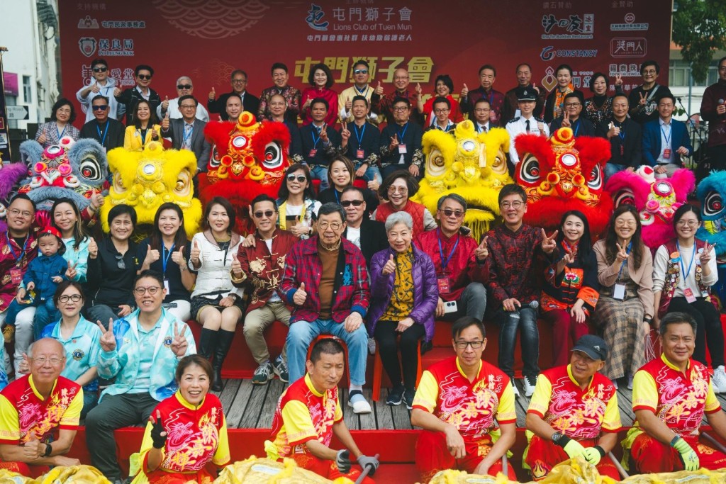 超过一千人为胡枫唱歌贺寿，他的四名曾孙都有现身。
