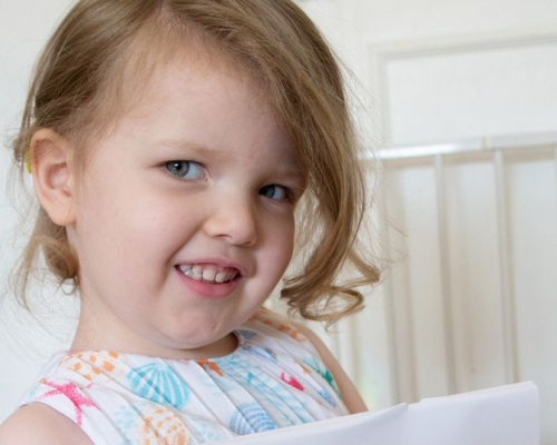 奧菲莉婭八個月大時，第一次開口說話就能說出雙音節詞「你好」(hiya)。