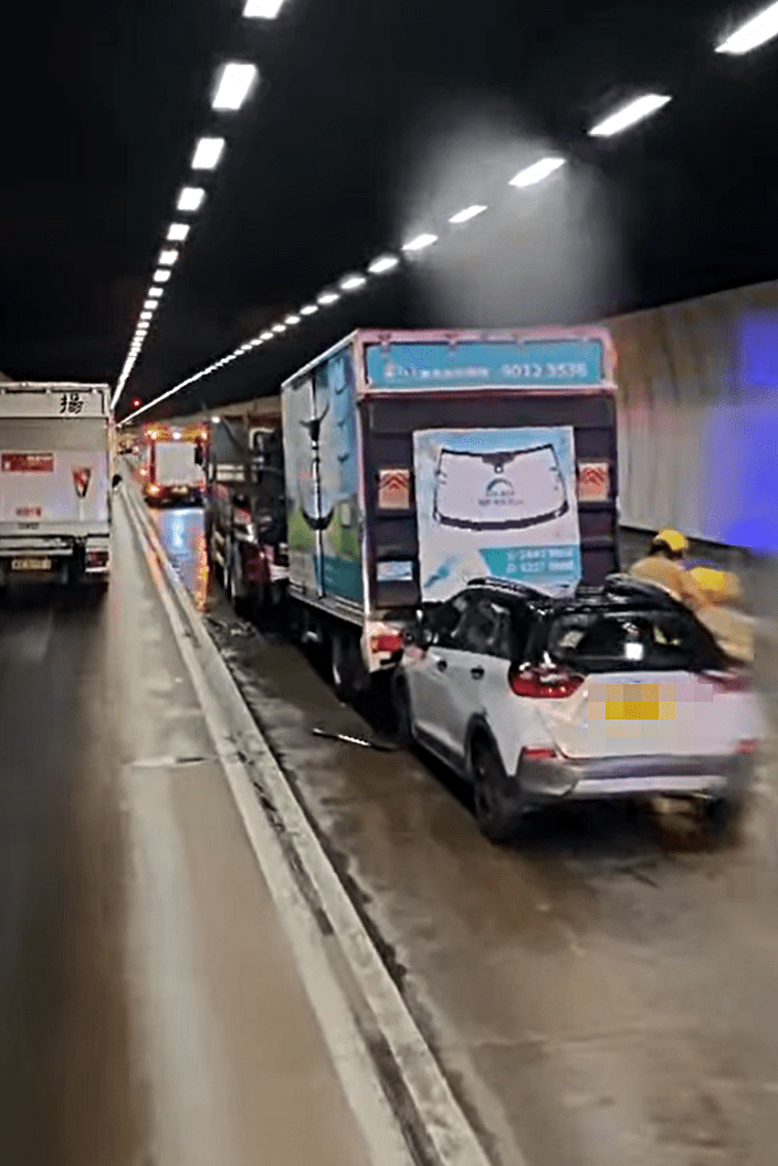 大欖隧道管道內發生三車相撞意外。網上圖片