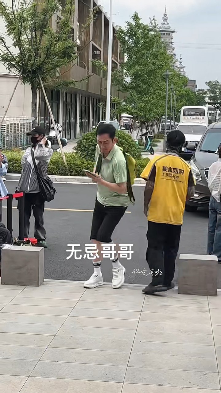 吳啟華一身便服出行。 吳啟華一身便服出行。