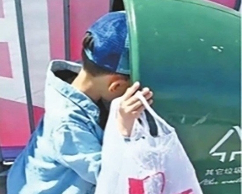 儿子不上学，阮妈妈决定带他去拾荒。