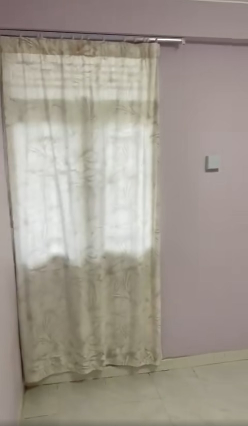 單位睡房有米色窗簾。香港江湖日報FB群組
