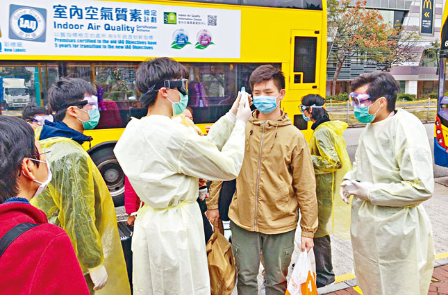 昨日局部封关后，有港人改经深圳湾口岸返港，一批市民在屯门设立「检疫站」，为刚抵港人士量度体温。