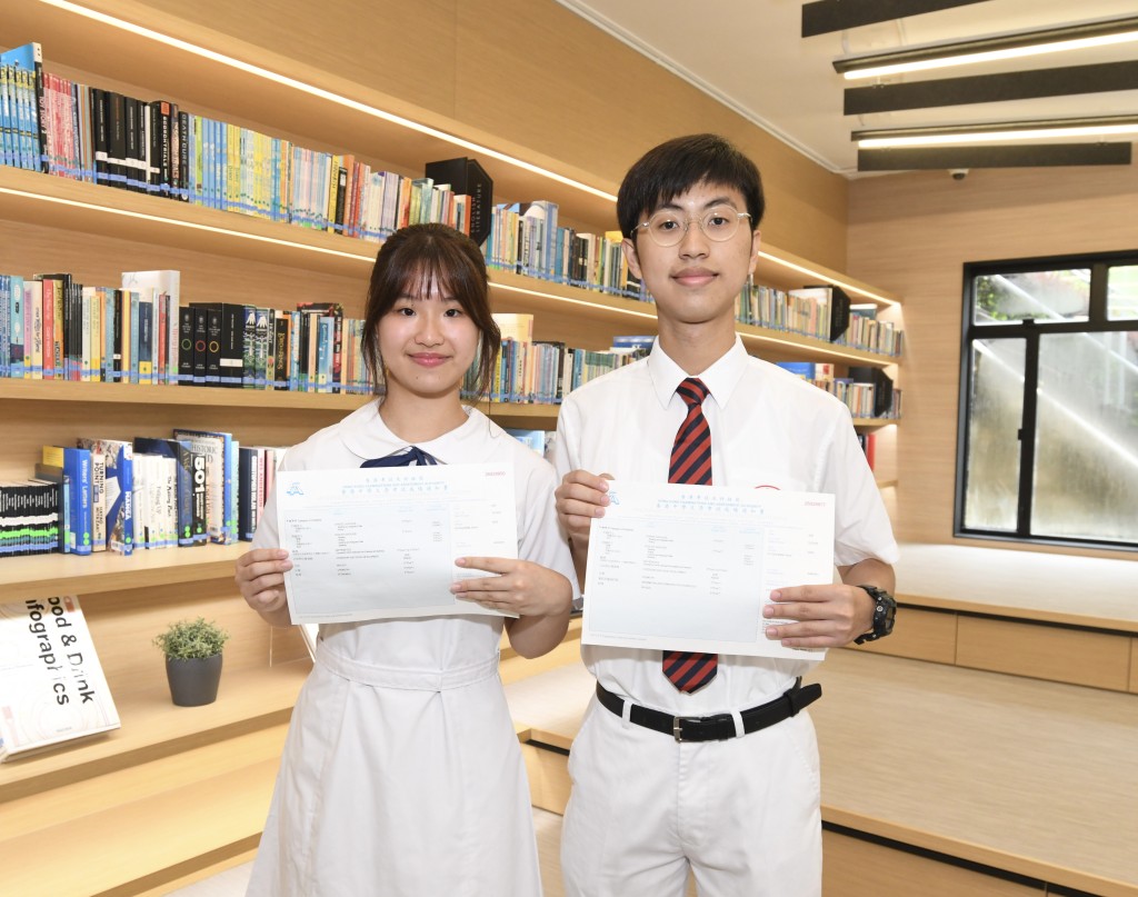 DSE放榜2026｜香港培正中學「超級狀元」熊鎧蕎與狀元何卓諾（何君健攝）