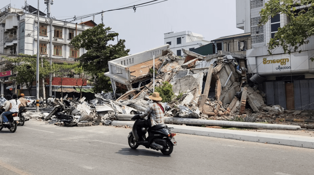 在地震中，泰国有不少建筑倒塌。路透社