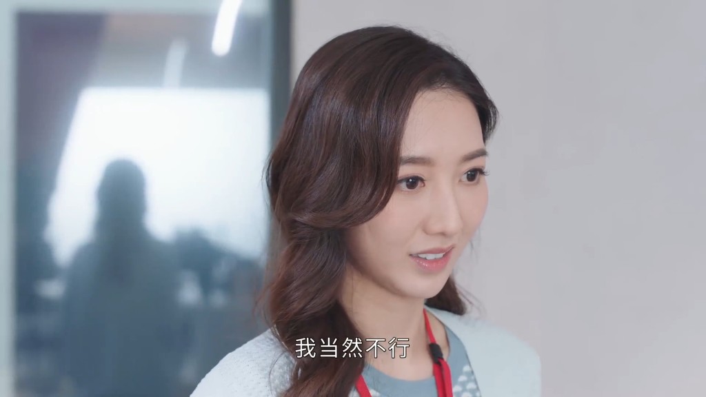 何依婷在台庆剧《新闻女王》饰演主播「徐晓薇」。
