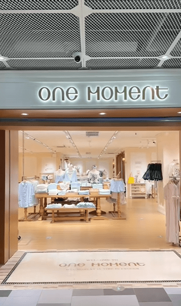 ONEMOMENT品牌于2023年在上海创立，为针对Z世代消费者的快时尚品牌。  抖音