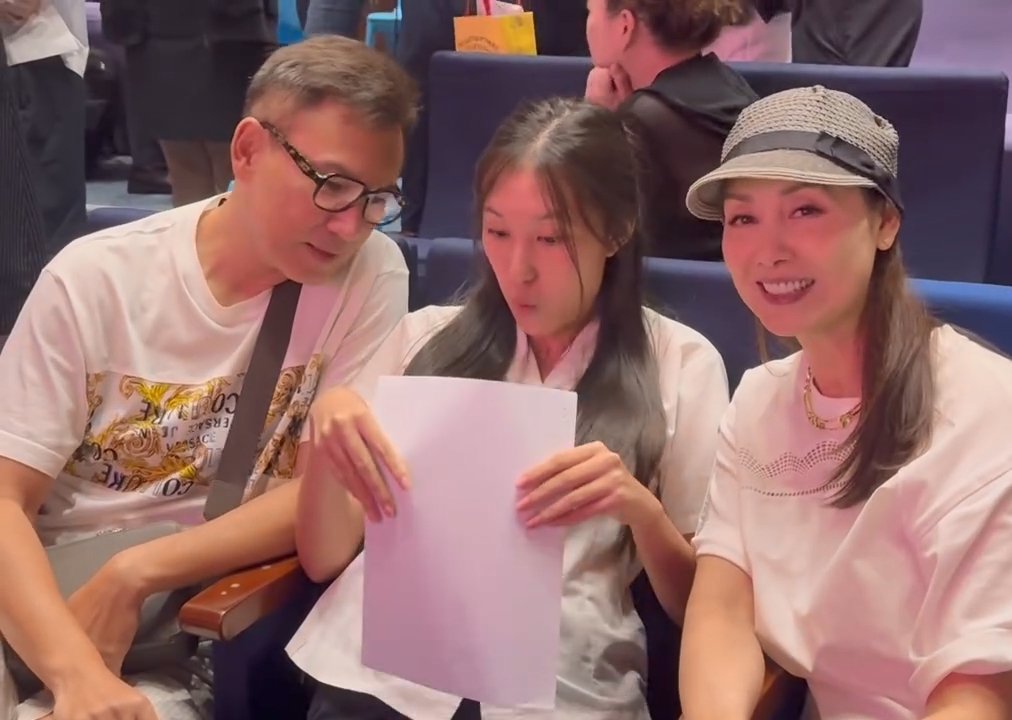 郭可盈和林文龍陪女兒林天若出席IGCSE放榜。 郭可盈和林文龍陪女兒林天若出席IGCSE放榜。