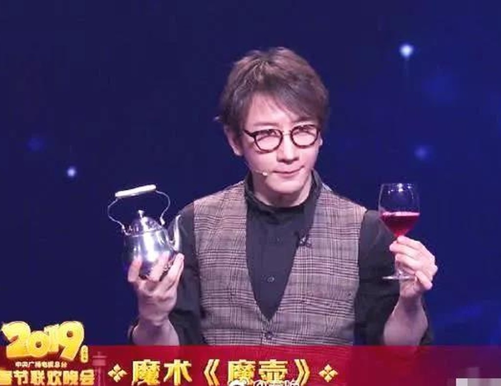 刘谦2019年在春晚表演魔术。